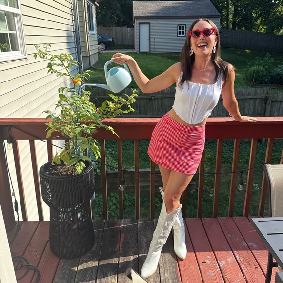 Meet your Posher, Courtney - Picture 1 of 1